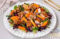 Фото приготовления рецепта: Салат с курицей, хурмой, луком и грецкими орехами - шаг №10