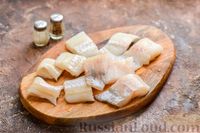 Фото приготовления рецепта: Рыбная запеканка с грибами и сметанно-сырной заливкой - шаг №4