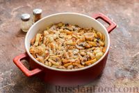 Фото приготовления рецепта: Рыбная запеканка с грибами и сметанно-сырной заливкой - шаг №12