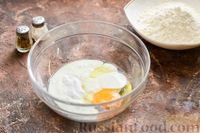 Фото приготовления рецепта: Маффины на кефире, с беконом и перепелиными яйцами - шаг №4