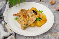 Фото к рецепту: Картофель, запечённый с куриными крыльями и черносливом (в рукаве)