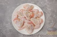 Фото приготовления рецепта: Картофель, запечённый с куриными крыльями и черносливом (в рукаве) - шаг №3