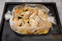 Фото приготовления рецепта: Картофель, запечённый с куриными крыльями и черносливом (в рукаве) - шаг №9