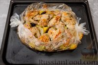 Фото приготовления рецепта: Картофель, запечённый с куриными крыльями и черносливом (в рукаве) - шаг №10