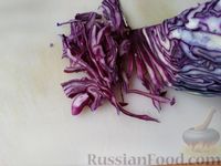 Фото приготовления рецепта: Салат из краснокочанной капусты с фетой, болгарским перцем и красным луком - шаг №3