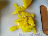 Фото приготовления рецепта: Салат из краснокочанной капусты с фетой, болгарским перцем и красным луком - шаг №4