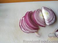 Фото приготовления рецепта: Салат из краснокочанной капусты с фетой, болгарским перцем и красным луком - шаг №5