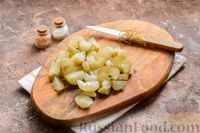 Фото приготовления рецепта: Картофельный салат с маринованными огурцами, луком и горчичной заправкой - шаг №4