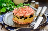 Фото к рецепту: Слоёный салат с крабовыми палочками, черносливом и сыром
