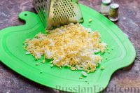 Фото приготовления рецепта: Слоёный салат с крабовыми палочками, черносливом и сыром - шаг №3