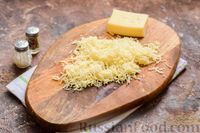Фото приготовления рецепта: Слоёный салат с крабовыми палочками, черносливом и сыром - шаг №4