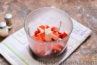 Фото приготовления рецепта: Слоёный салат с крабовыми палочками, черносливом и сыром - шаг №5