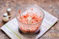 Фото приготовления рецепта: Слоёный салат с крабовыми палочками, черносливом и сыром - шаг №6