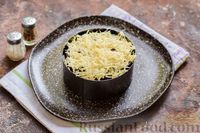 Фото приготовления рецепта: Слоёный салат с крабовыми палочками, черносливом и сыром - шаг №12