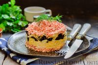 Фото приготовления рецепта: Слоёный салат с крабовыми палочками, черносливом и сыром - шаг №16
