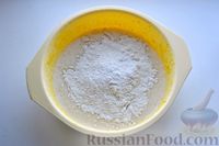 Фото приготовления рецепта: Пирог на кефире, с кукурузной крупой и апельсином - шаг №6