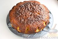 Фото приготовления рецепта: Пирог на кефире, с кукурузной крупой и апельсином - шаг №10