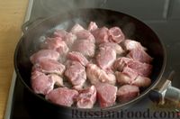 Фото приготовления рецепта: Свинина, тушенная с гранатом и вином (в духовке) - шаг №6