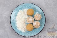Фото приготовления рецепта: Конфеты из печенья, со сгущенным молоком, сливками и кокосовой стружкой - шаг №7