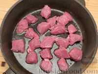 Фото приготовления рецепта: Говядина, тушенная с нутом, копчёной грудинкой и томатной пастой - шаг №8