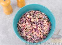 Фото приготовления рецепта: Салат с крабовыми палочками, свёклой и консервированной фасолью - шаг №7