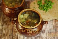 Фото приготовления рецепта: Грибной суп с сельдереем (в горшочках) - шаг №11