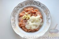 Фото приготовления рецепта: Отрывной дрожжевой пирог "Хризантема" с мясом и сыром - шаг №7