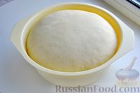 Фото приготовления рецепта: Отрывной дрожжевой пирог "Хризантема" с мясом и сыром - шаг №10
