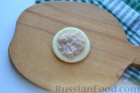 Фото приготовления рецепта: Отрывной дрожжевой пирог "Хризантема" с мясом и сыром - шаг №12
