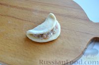 Фото приготовления рецепта: Отрывной дрожжевой пирог "Хризантема" с мясом и сыром - шаг №13