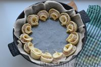 Фото приготовления рецепта: Отрывной дрожжевой пирог "Хризантема" с мясом и сыром - шаг №15