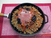 Фото приготовления рецепта: Булгур с мясным фаршем, томатной пастой и барбарисом (на сковороде) - шаг №10