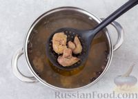 Фото приготовления рецепта: Салат с куриной печенью, кукурузой и сыром - шаг №3