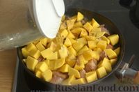 Фото приготовления рецепта: Картошка, тушенная со свининой и фасолью - шаг №6