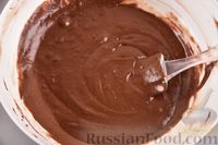 Фото приготовления рецепта: Шоколадный пирог с творожно-кокосовыми шариками - шаг №10