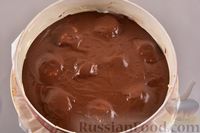 Фото приготовления рецепта: Шоколадный пирог с творожно-кокосовыми шариками - шаг №12