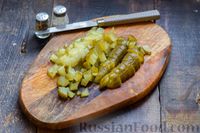 Фото приготовления рецепта: Салат с курицей, солёными огурцами, морковью и грецкими орехами - шаг №7