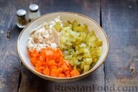 Фото приготовления рецепта: Салат с курицей, солёными огурцами, морковью и грецкими орехами - шаг №8