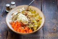Фото приготовления рецепта: Салат с курицей, солёными огурцами, морковью и грецкими орехами - шаг №10