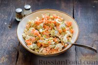 Фото приготовления рецепта: Салат с курицей, солёными огурцами, морковью и грецкими орехами - шаг №11