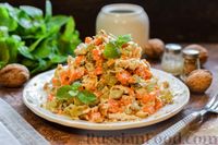 Фото приготовления рецепта: Салат с курицей, солёными огурцами, морковью и грецкими орехами - шаг №12