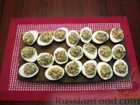 Фото приготовления рецепта: Фаршированные яйца с гречнево-грибной начинкой - шаг №15