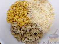 Фото приготовления рецепта: Салат с маринованными шампиньонами, кукурузой и сыром - шаг №3