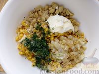 Фото приготовления рецепта: Салат с маринованными шампиньонами, кукурузой и сыром - шаг №4