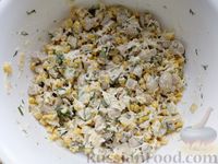 Фото приготовления рецепта: Салат с маринованными шампиньонами, кукурузой и сыром - шаг №5