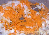 Фото приготовления рецепта: Карп, запечённый с морковью, луком и маринованными огурцами - шаг №4
