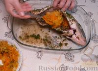 Фото приготовления рецепта: Карп, запечённый с морковью, луком и маринованными огурцами - шаг №6