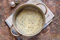 Фото приготовления рецепта: Салат с тунцом, рисом, маслинами и яйцами - шаг №3