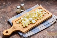 Фото приготовления рецепта: Салат с тунцом, рисом, маслинами и яйцами - шаг №7