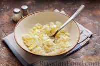 Фото приготовления рецепта: Салат с тунцом, рисом, маслинами и яйцами - шаг №8